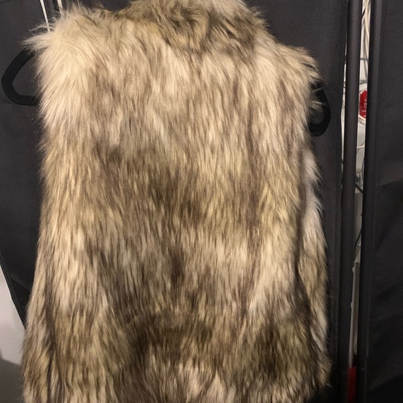 GUESS FAUX FUR VEST - Picture 4 of 5